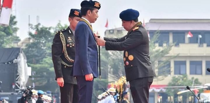 Kapolri Jenderal Listyo Sigit Prabowo mendapat anugerah dari Presiden Joko Widodo (Jokowi) berupa medali kehormatan keamanan dan keselamatan publik Loka Praja Samrakshana. Foto: Dok. Div Humas Polri