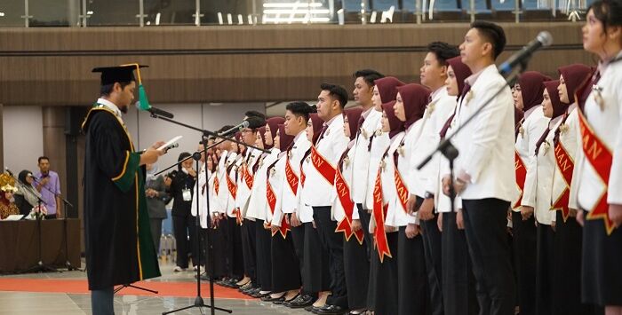 

Program Studi Profesi Apoteker Fakultas Farmasi Universitas Jenderal Achmad Yani (UNJANI), melaksanakan Sidang Senat Terbuka dalam rangka “Pengucapan Sumpah/Janji Apoteker” sebagai tanda telah lulus dalam mengikuti Uji Kompetensi Mahasiswa Program Profesi Apoteker Indonesia (UKMPPAI) pada periode tanggal 4 Agustus 2024 lalu. Foto: for pojokbandung.com
