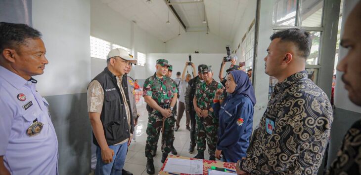 Penjabat Wali Kota Bandung, A. Koswara, bersama jajaran Forum Komunikasi Pimpinan Daerah (Forkopimda), melakukan pemantauan langsung pelaksanaan Pilkada Serentak 2024 di Kota Bandung. 