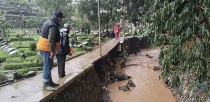 Kirmir TPU Cikutra jebol gegara meluapnya air di Anak Sungai Cidurian usai diguyur hujan lebat.