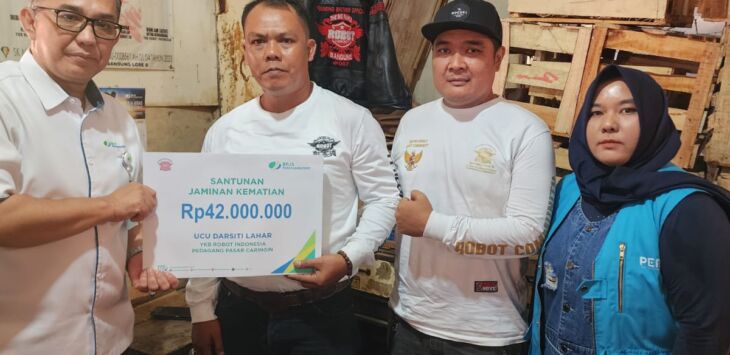 BPJS Ketenagaerjaan Bandung Bojongsoang menyerahkan santunan program Jaminan Kematian (JKM) Rp42 juta kepada ahli waris pedagang di Pasar Caringin, Kecamatan Ciparay Kota Bandung, Senin, (4/11/2024).