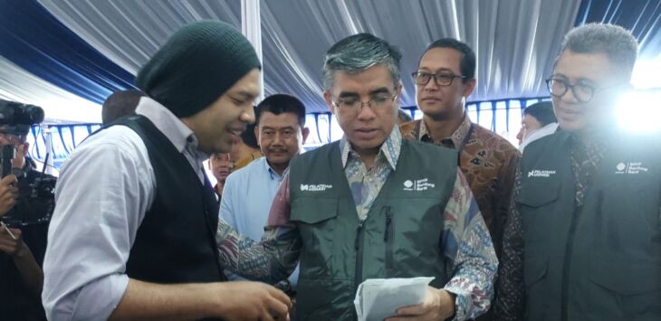 Menteri Ketenagakerjaan, Yassierli berbincang dengan pelaku UMKM saat digelar job fair di BPVP Bandung Barat.