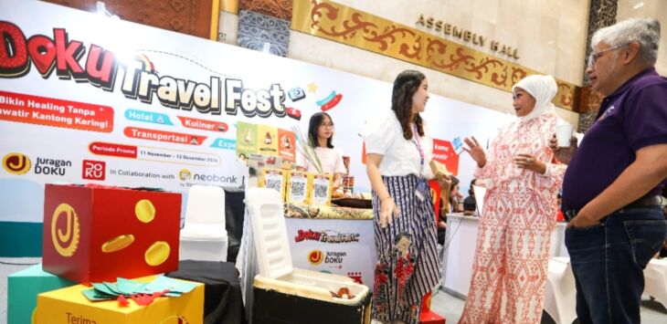 TRANSAKSI: Co-Founder dan Chief Marketing Officer DOKU, Himelda Renuat dan Direktur Utama PT Kereta Api Indonesia, Hendy Helmy sedang melakukan transaksi di booth DOKU Travel Fest di KAI Expo. (IST)