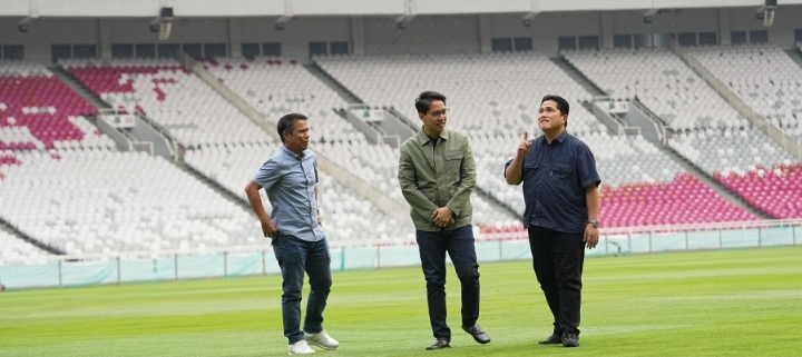 Ketua umum PSSI Erick Thohir kondisi rumput SUGBK Jumat (8/11/2024). Foto-foto:Dokumentasi PSSI

