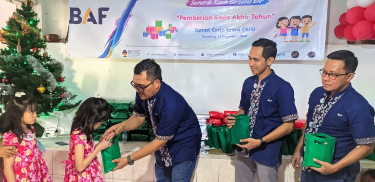 Anak-anak Panti Asuhan Jumat Ceria Great Child Bandung menerima Hadiah Akhir Tahun dari Eko Prasetyo, Head of Regional Center BAF Bandung dalam CSR Semarak Kasih Bersama BAF (Foto : Istimewa)