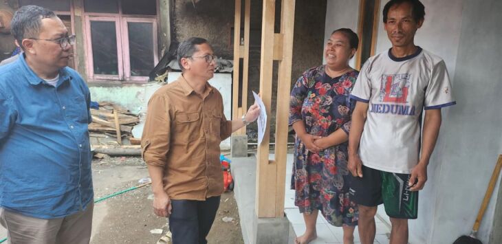 MONITORING: Kepala Disperkim Jabar Dr Indra Maha ST MT melaksanakan monitoring dan evaluasi program rumah tinggal layak huni yang berlokasi di Kelurahan Babakan Jawa, Majalengka, baru-baru ini. (IST)