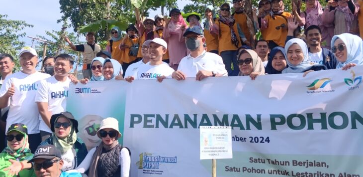 PENGHIJAUAN: PT Perkebunan Nusantara I Regional 2 bersama Dinas Lingkungan Hidup Kota Bandung, mahasiswa pecinta alam, dan sejumlah LSM lingkungan sukses menghijaukan Taman Kehati, Cibiru, pada Jumat (13/12).