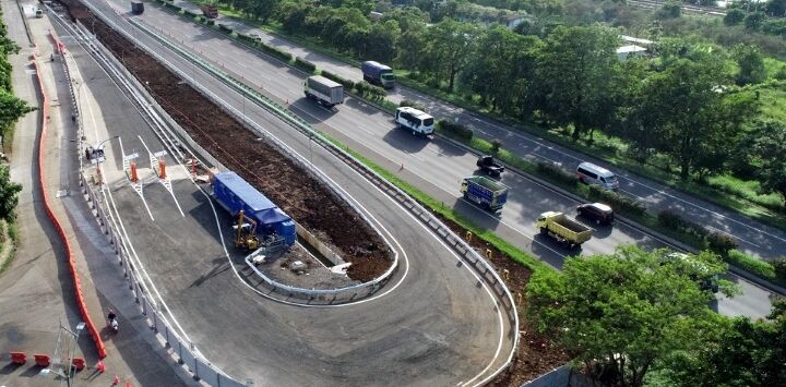 Akses Tol Sementara KM 149A (Jalur Bawah). Penampakan dari udara menunjukkan kesiapan jalur fungsional yang dioperasikan Jasa Marga untuk mendukung kelancaran arus lalu lintas selama libur Natal 2024 dan Tahun Baru 2025. Jalur ini menjadi alternatif bagi kendaraan golongan 1 menuju Cileunyi dan sekitarnya, Jumat (27/12/2024). Foto : Dok. Jasa Marga