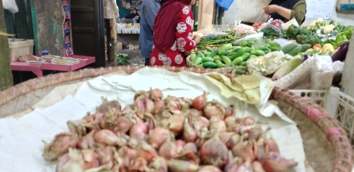 

Salah seorang pedagang sayuran melayani pembeli di Pasar Cileunyi Kabupaten Bandung. FOTO : AGUNG EKO SUTRISNO/ POJOK BANDUNG 
 
