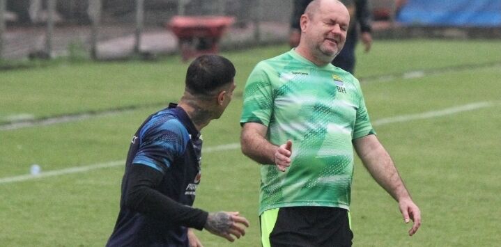 Pelatih Persib Bandung Bojan Hodak saat melatih para pemain Persib Bandung di Stadion Sidolig, Kota Bandung. Pelatih Persib Bandung Bojan Hodak pastikan skuad Maung Bandung siap tempur hadapi Arema FC. FOTO : TAOFIK ACHMAD HIDAYAT/POJOKBANDUNG.COM