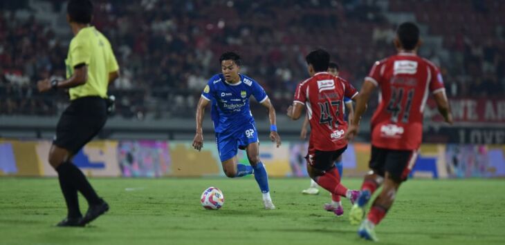 Bek kiri Persib Bandung, Mohammad Edo Febriansyah mencoba melewati pemain Bali United pada pertandingan tunda pekan ke-12 Liga 1 2024/2025 di Stadion Kapten I Wayan Dipta Gianyar, Selasa malam, (7/1/2025). Foto: Sutanto Nurhadi Permana/Persib.co.id