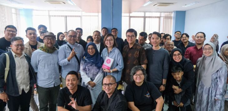 
Wamenekraf Irene Umar (tengah) berfoto bersama komunitas kreatif, akademisi, dan perwakilan pemerintah Kota Bandung dalam diskusi bertajuk Bandung Creative City of Design di Bandung Creative Hub, Sabtu, (11/1/2025). Diskusi ini membahas peran kolaborasi dalam membangun ekosistem ekonomi kreatif berkelanjutan. Foto : Dok.Humas Kota Bandung
