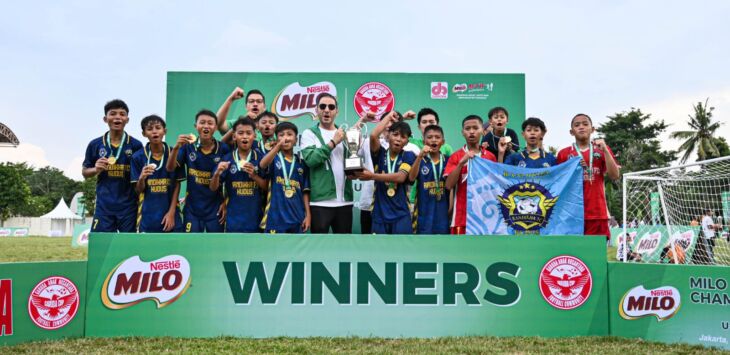 Business Executive Officer Beverages & Culinary Dairy Business Unit PT Nestlé Indonesia Alaa Shaaban menyerahkan piala dan medali kepada juara 1 U-10 MILO National Championship 2025 Pendowo FC, Sidoarjo bersama Ketua Yayasan Garuda Anak Nusantara Endra Gunawan di Stadion Ciracas, Jakarta (16/2). (ist)