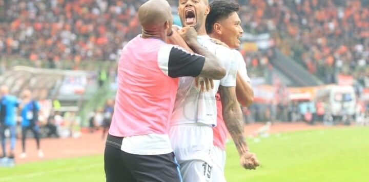 
Penyerang Persib Bandung David da Silva merayakan gol ke gawang Persija Jakarta pada laga pekan ke-23 Liga 1 2024-2025 itu digelar pada Minggu (16/2/2025) di Stadion Patriot Candrabhaga, Kota Bekasi. Foto : Taofik Achmad Hidayat/Pojok Bandung  


