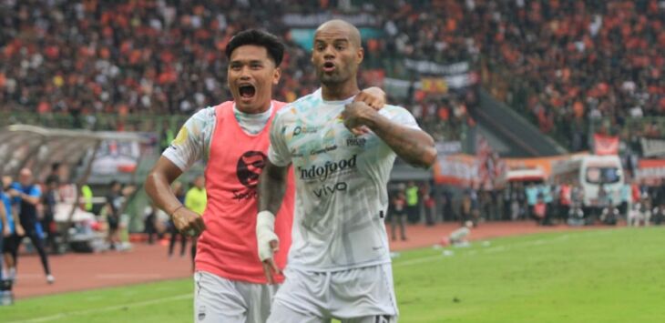 
Selebrasi David da Silva usai mencetak gol ke gawang Persija Jakarta di Stadion Patriot Chandra Baga, Bekasi, Jawa Barat, Minggu (16/2).Persib Bandung berhasil menahan imbang Persija Jakarta dengan skor 2-2. Foto : Taofik Achmad Hidayat/Pojok Bandung
