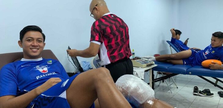 Gelandang Persib Bandung, Febri Hariyadi mendapatkan perawatan medis. Foto : Dok. Persib.co.id