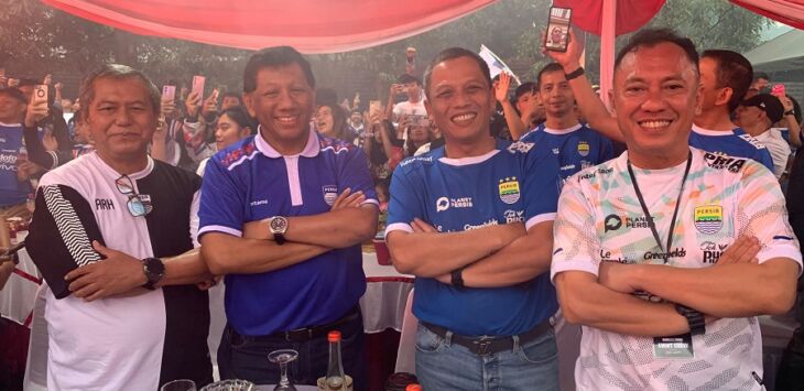 Pangdam III/Siliwangi Mayjen TNI Dadang Arif Abdurahman (kedua dari kiri) berfoto bersama Kuswara S. Taryono (Komisaris PT Persib Bandung Bermartabat), Andang Ruhiat (Vice President of Operational), dan Herry Alamsyah (Operational Manager) pada acara nobar di Kodam III/Siliwangi, Minggu (16/2/2025). Foto : M. Jatnika Sadili/persib.co.id