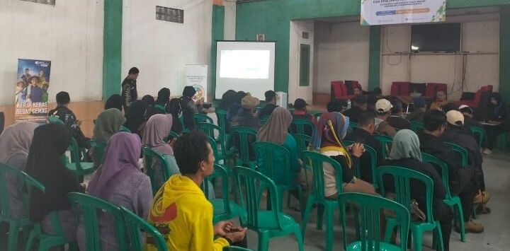 100 petani yang ada di Desa Pangarengan, Kabupaten Garut menghadiri langsung kegiatan sosialisasi BPJS Ketenagakerjaan Kantor Cabang Bandung Suci bersama dengan mahasiswa KKN STAI Siliwangi Garut di Kantor Desa Pangarengan, Kec. BL Limbangan, Kabupaten Garut Kamis (06/02/2025). Foto : Dokumentasi BPJS Ketenagakerjaan Bandung Suci for Pojok Bandung