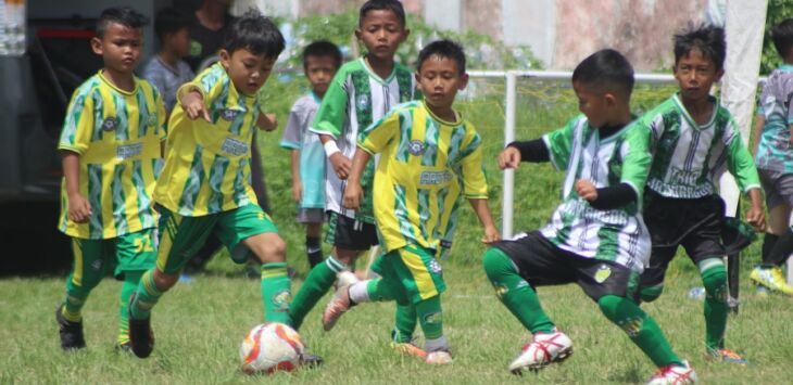 




Sebanyak 78 tim dari 23 SSB di Kabupaten Sumedang bersaing dalam ajang, Piala Kapolres Baduga Kids Football Festival 2025, di Std Ahmad Yani. Festival sepakbola anak usia dini ini berlangsung dalam 4 hari. Foto : FOR RADAR SUMEDANG



