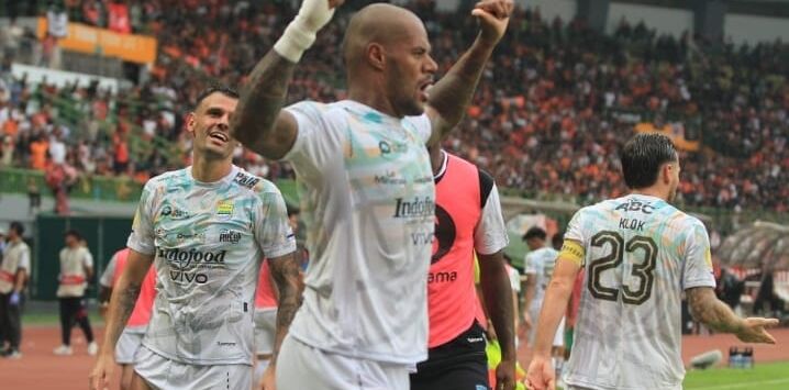 

Gelandang Persib Bandung Tyronne del Pino ikut merayakan gol David da Silva ke gawang Persija Jakarta pada laga pekan ke-23 Liga 1 2024-2025 itu digelar pada Minggu (16/2/2025) di Stadion Patriot Candrabhaga, Kota Bekasi. Foto : taofik Achmad Hidayat/Pojok Bandung  
