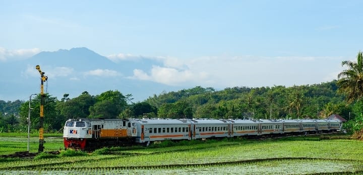 KAI terus berkomitmen menghadirkan layanan transportasi yang terjangkau dan berkualitas bagi masyarakat, salah satunya melalui berbagai layanan Kereta Api Public Service Obligation (PSO). Dokumentasi PT KAI Daop 2 Bandung