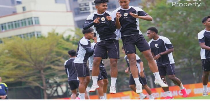 Skuad Garuda Muda saat mengikuti latihan di di Shenzen Youth Football Training Base Centre Stadium, Tiongkok. Garuda Muda Lawan Iran di Piala Asia U20 2025, Indra Sjafri Kobarkan Semangat Siap Tempur. Foto : Dokumentasi PSSI

