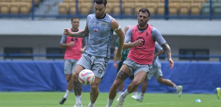 Marc Klok dan Tyronne del Pino saat mengikuti latihan pemulihan di Stadion Gelora Bandung Lautan Api (GBLA), Selasa 11 Februari 2025. Foto : Sutanto Nurhadi Permana/persib.co.id