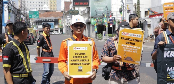 
PT Kereta Api Indonesia (Persero) Daerah Operasi 2 Bandung terus melakukan sosialisasi dan patroli di area rawan pelanggaran untuk meningkatkan kesadaran masyarakat akan bahaya di jalur rel. Dokumentasi Humas PT KAI Daop 2 Bandung
