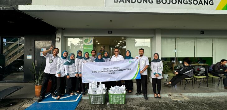 
SOSIAL: BPJS Ketenagakerjaan Kantor Cabang Bandung Bojongsoang melakukan kegiatan Employee Volunteering berupa pembagian takjil kepada pengendara yang melintas di Jalan Buah Batu, Kota Bandung.
