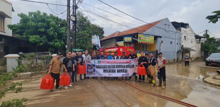 SALURKAN BANTUAN: Komunitas ID42NER kembali menunjukkan kepeduliannya dengan menyalurkan bantuan sosial (baksos) bagi korban banjir di wilayah Bekasi. 
