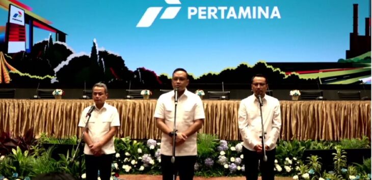 Dirut PT Pertamina (Persero) Simon Aloysius Mantiri (tengah) saat konferensi pers yang dipantau secara daring, Senin (3/3/2025). Foto : Tangkapan layar YouTube Pertamina

