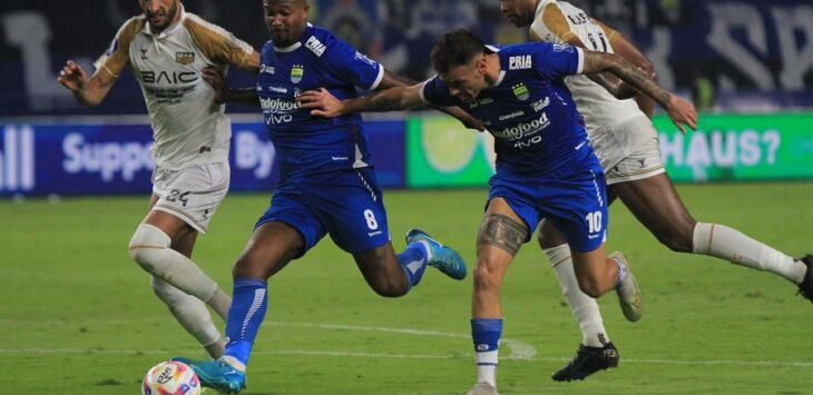 Penyerang Persib Bandung Gervanez Zjandric Adonnis Kastaner  saat laga perdana bersama Persib Bandung vs Dewa United di Stadion Gelora Bandung Lautan Api, Kota Bandung, Jumat (17/1). TAOFIK ACHMAD HIDAYAT/ POJOK BANDUNG