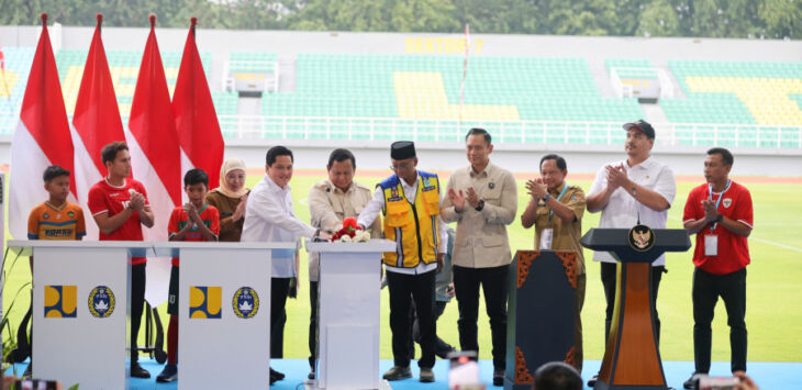 Presiden Republik Indonesia, Prabowo Subianto meresmikan 17 stadion pasca renovasi yang dipusatkan di Stadion Gelora Delta, Sidoardjo, Jawa Timur, Senin (17/3/2025). Foto : Dok. PSSI