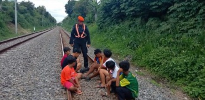 PT Kereta Api Indonesia (Persero) Daerah Operasi 2 Bandung melarang masyarakat untuk melakukan kegiatan ngabuburit di sepanjang jalur rel kereta api, terutama pada masa bulan Ramadan. Foto : Dok.Humas KAI Daop 2 Bandung