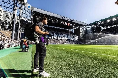 Fotografer klub Copenhagen Gaston Szerman direkrut PSSI untuk mendokumentasikan laga-laga Timnas Indonesia. Foto : Instagram/Gastisz