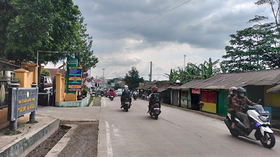 



Deretan kios yang ditinggalkan pemiliknya dan dibiarkan rusak. Foto : M.Anwar/Pojok Bandung
