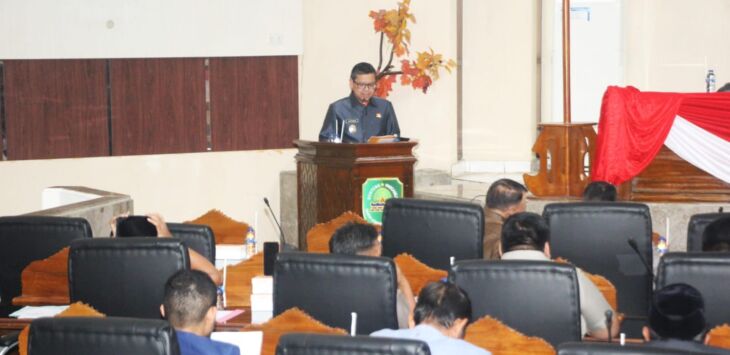 





Wakil Bupati Subang H. Agus Masykur saat menyampaikan nota pengantar rancangan Peraturan Daerah (Raperda) dalam Paripurna DPRD. Foto : M.Anwar/Pojok Bandung

