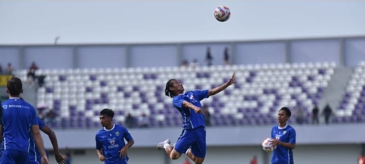 Bek kanan Persib Bandung, Henhen Herdiana menyundul bola saat latihan. Foto : Sutanto Nurhadi Permana/persib.co.id