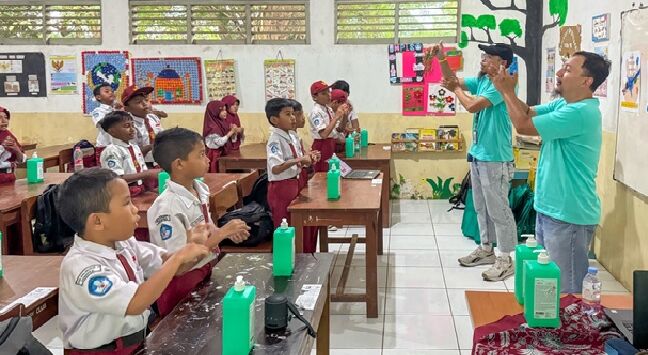 Siswa-siswi SDN Kalihurip 1, Cikampek mengikuti instruksi Relawan (karyawan B. Braun Indonesia) dalam praktek mencuci tangan.Foto : Dok. B. Braun Indonesia