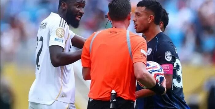 Bek Real Madrid, Antonio Rudiger, terlihat protes ke wasit usai mengalami insiden rasis. Foto : Dokumentasi FIFA