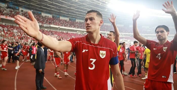 Kapten Timnas Indonesia Jays Noah Idzes menyapa suporter Indonesia di Stadion Utama Gelora Bung Karno, Jakarta, Kamis (5/6/2025). Foto : Dery Ridwansah/JawaPos.com
