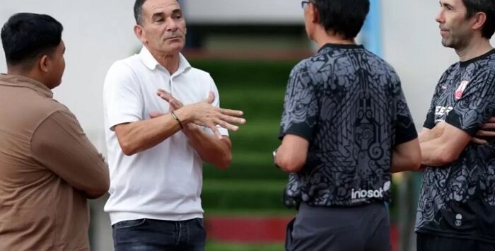 Pelatih Timnas Indonesia U-23 Gerald Vanenburg sambangi latihan Persis Solo. Foto : Dokumentasi PT LIB