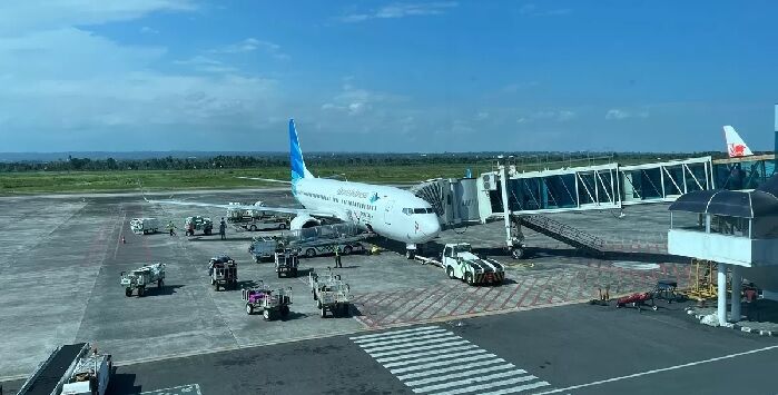 Pesawat Garuda Indonesia saat menaikan penumpang. Foto : Estu Suryowati/JawaPos.com