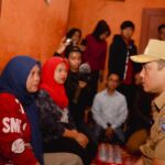 Wakil Wali Kota Bandung, Erwin saat berkunjung ke rumah korban miras oplosan