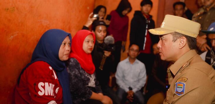 Wakil Wali Kota Bandung, Erwin saat berkunjung ke rumah korban miras oplosan