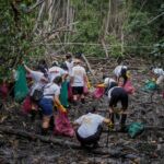 Sejumlah orang tengah melakukan aktivasi bersih-bersih sungai dan edukasi lingkungan dalam rangka menjaga kelestarian sungai dan ekosistem lingkan.