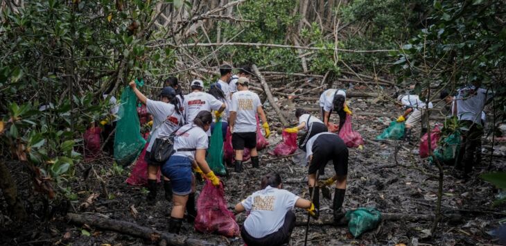 Sejumlah orang tengah melakukan aktivasi bersih-bersih sungai dan edukasi lingkungan dalam rangka menjaga kelestarian sungai dan ekosistem lingkan.