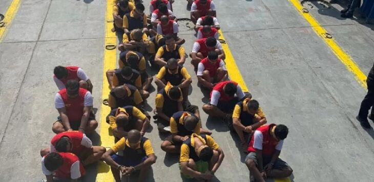 37 Narapidana asal Jawa Timur sampai di pulau Nusakambangan, Cilacap, Jawa Tengah dengan penjagaan super ketat, Minggu (27/7/2025). Foto : Istimewa