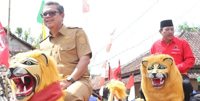 




Wakil Bupati Subang Agus Masykur (depan) saat menghadiri dalam rangkaian acara Juni Bulan Bung Karno, yang digelar di Desa Cipancar, Kecamatan Serangpanjang, Senin (30/6/2025). Foto : M.Anwar/Pojok Bandung 

