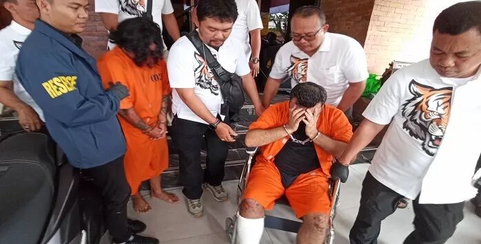 Dua WNA perampok money changer di Kuta, Taccoddin Fazil Oglu Tajddin Hajiyep, 34, asal Azerbaijan dan Evgeniy Viktorovich Pak alias Jhonny, 34, asal Uzbekistan kini resmi ditetapkan sebagai tersangka. Foto: Adrian Suwanto Jawa Pos Radar Bali

